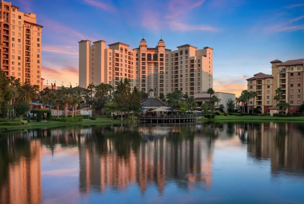 Wyndham Grand Orlando Resort Torres Bonnet Creek reflejadas en el lago al atardecer