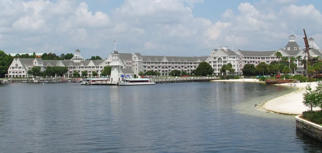 Yacht Club y Beach Club resorts con faro, barcos y playa en Crescent Lake