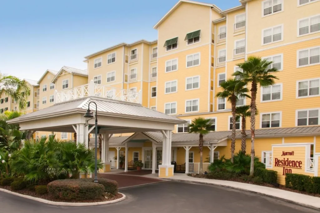 Edificios de hotel amarillos y entrada cubierta en el Residence Inn Orlando at SeaWorld