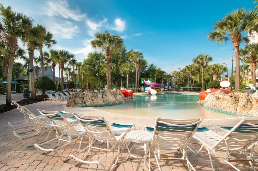 Piscina Calypso Cay de entrada cero con tobogán de agua utilizada por los huéspedes del SpringHill Suites Lake Buena Vista South